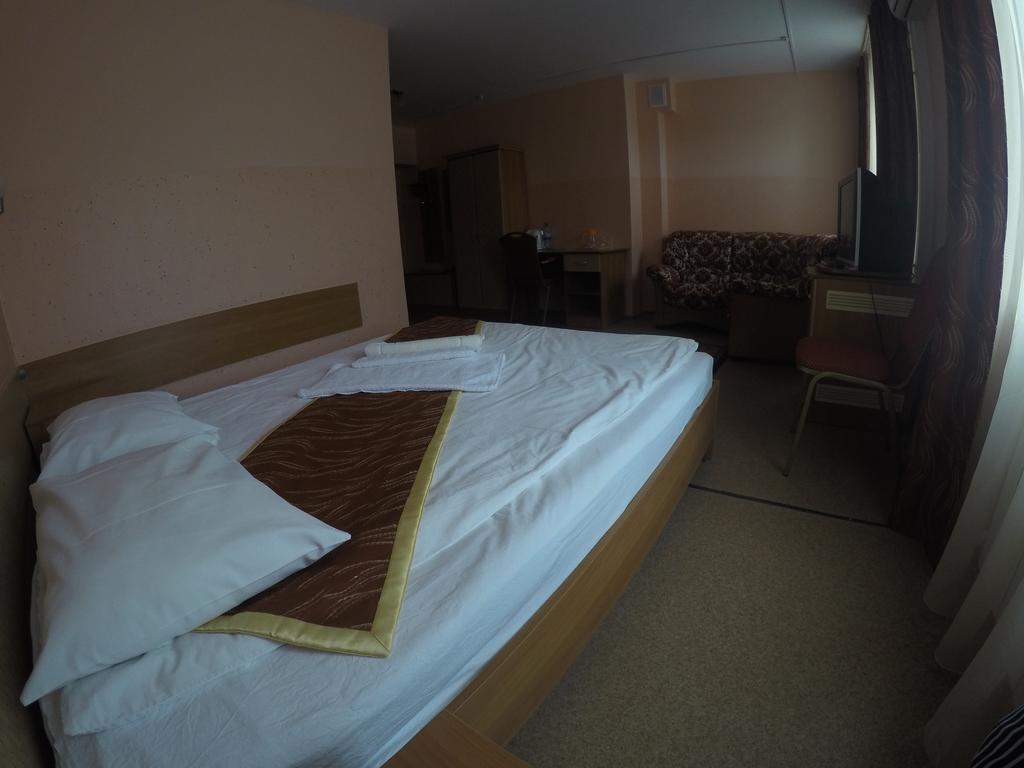 Kurmet Hotel Uralsk Habitación foto